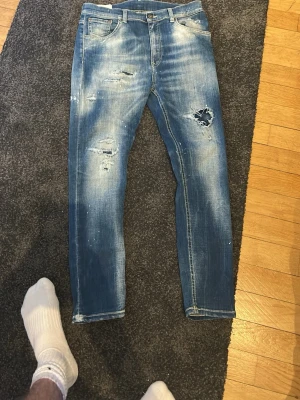 Dondup jeans - Säljer mina nya dondup jeans som aldirg använts utan bara provat, pris går att diskutera vid snabb affär. Även inga defekter på den utan den ser sprillans ny ut
