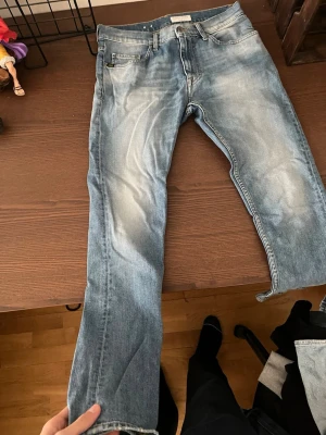 Blå jeans från Tiger of Sweden - Snygga blå jeans från Tiger of Sweden med klassisk femficksmodell och ljus tvätt. Jeansen har raka ben och normal midja. Perfekta för en avslappnad och trendig look.