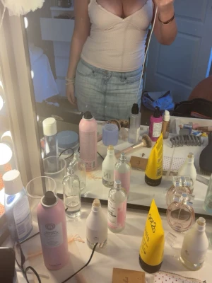 Ljusbeige linnetopp med smala axelband - Säljer en ljusrosa babydolltop från brandy melville, aldrig använd och därav nytt skick. köpt för 450 