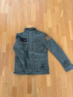 Schott overshirt/jacka - Säljer denna feta overshirt/jacka från Schott den är helt ny med prislapp kvar!⭐️ ny pris: 2600, priset är huggit i sten, pris kan diskuteras vid en snabb och enkel affär, skriv om ni har några frågor eller funderingar!🤩🙌