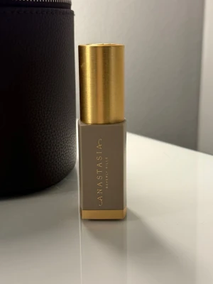 Anastasia smooth blur contour - greyscale - Säljer ett contour stick från Anastasia Beverly Hills. Sticket är i en av de nya färgerna, greyscale. En kall ton som passar bra på någon som ofta upplever att contour/bronzer sticks blir för varma. Super lätt att arbeta med och blir inte fläckig❤️nypris: 449 kr