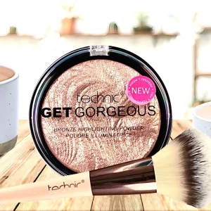 Technic ”Get Gorgeous” Bronze Highlighting powder! - Technic ”Get Gorgeous” Bronze Highlighting powder 6 g. Plomberad. En oanvänd fluffig highlighterbrush från Technic medföljer.