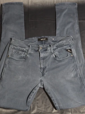 Replay jeans  - Replay denimjeans i klassisk blå färg, med mindre tecken på slitage.  ⭐️ Skick: 7/10 (Mindre tecken på slitage) 🎲 Storlek: 32 🎨 Färg: Grå 📦 Snabb och noggrann leverans.                                     Hör av dig vid funderingar mvh Melwin🙃🙌