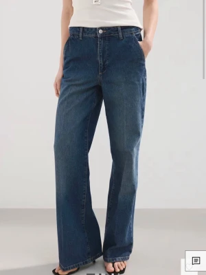 Mörkblåa wide leg jeans - Säljer ett par mörkblåa jeans med wide leg-modell och hög midja från mango. Super snygga och knappt använda❤️
