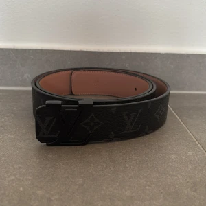 Svart Lv bälte - Snyggt svart bälte från Lv. Pris kan diskuteras.