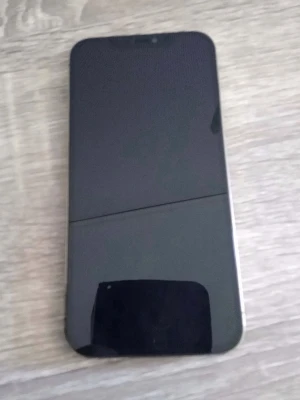 iPhone 12 Pro Max 128gb - Säljer en stilren iPhone 12 Pro Max i guld med snygg glasbaksida och rostfria kanter. Telefonen har tre kameror på baksidan och en stor, skarp skärm. Klassisk Apple-design med rundade hörn och premiumkänsla. Perfekt för dig som gillar både stil och funktion. Telefonen är kantstött(syns på tredje bilden) utöver detta har jag nyligen bytt skärm samt batteri så batterihälsan ligger på 100%