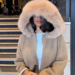 Beige jacka med pälshuva - Snygg beige jacka med stor päls luva från Alessa. Bara använd en sesong. Lite nopprig nånstans men annars som ny! Köpt för 1800