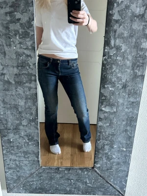 Mörkblå raka jeans - Säljer ett par mörkblå jeans med lite rakare  passform men fortfarande lite vidare längst nere vid benen. Har använt fåtal gånger och har ett stretchigare jeans material😊jag är 164 cm lång 
