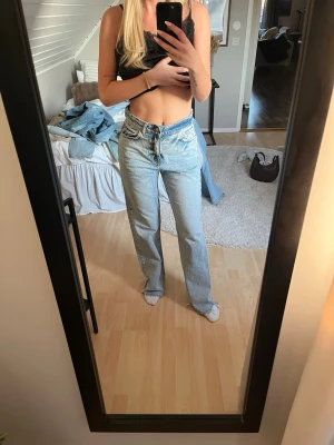 Jeans  - Highwaist jeans från Zara. Rak modell.