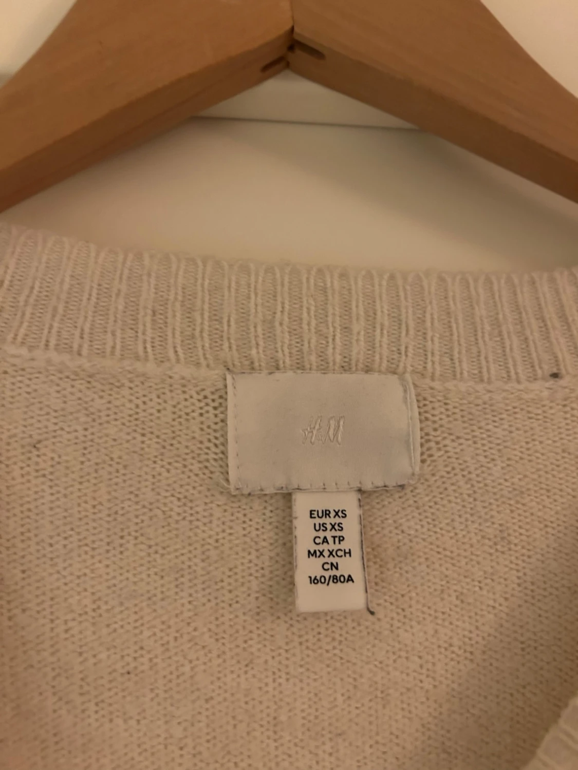 Beige stickad tröja med ribbade detaljer - 2