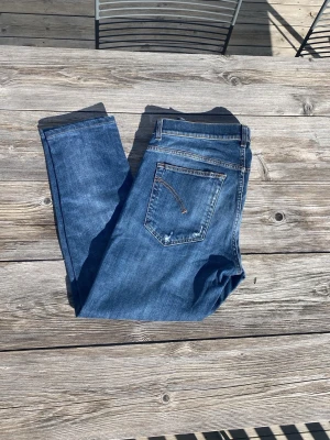 Dondup - Fräscha Dondups i väldigt fint skick, hör av er! Storleken är lite oklar men skicka om ni vill ha mått, de är i ca 32/30 typ