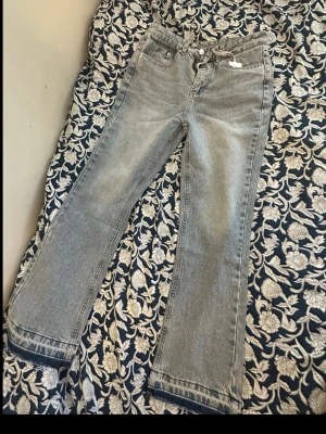Grå raka jeans med hög midja - Jätte fina grå/blå jeans, tyvärr så kan jag ej behålla dom pga dom var lite för små för mig. Jeansen är helt nya har haft dom i mitt hem 1 timme i nuvarande skrivelse.
