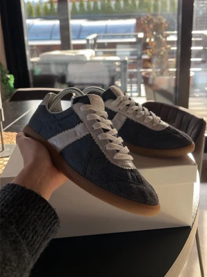 Masion margiela  - Ett par nästan helt nya masion margiela i storlek 40. Skorna är som nya och har skobox, påse och kort till skorna så att man vet att de är riktiga, perfekta skor nu till sommaren pris kan diskuteras🤗🤗🤗