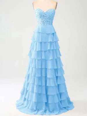 Ljusblå balklänning - Säljer min balklänning!! endast andvänd en gång, storlek 4, passar mig som brukar ha S, justerbara band i ryggen🩵pyttesmå fläckar på släpet som knappt syns, då det släpar i marken. kom privat för egna bilder!