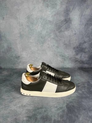 Valentino flycrews - Storlek: 42 || Skick: 10/10 nästan helt nya|| Nypris: Ca 7000kr || Följ för liknande produkter 🌊🍾