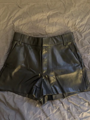 shorts i skinn   - använd 2/3 gånger 