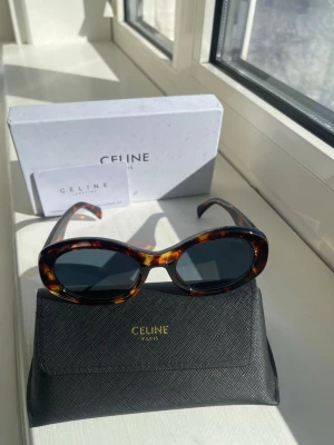 Celine solglasögon  - Glass ögon från Celine där jag köpte dom förra sommaren och inte är i behov längre. Dom har inga repor eller skador och är i perfekt skick på allt.