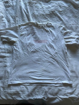 Vit t-shirt med tryck 'Find Your Passion' - Vit t-shirt i bomull med trycket 'Find Your Passion' i mitten av bröstet. Klassisk passform och rund hals. Perfekt för dig som gillar enkel och clean stil med ett inspirerande budskap på bröstet. Små hål på framsidan, jag har dock inte märkt av det!