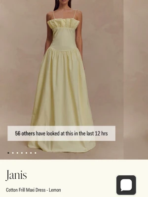 Janis gul maxiklänning med volang - Säljer denna superfina och unika klänningen som tyvärr inte passade mig.  Helt i nyskick med etikett kvar💗                                                                            Etiketten säger xxs men jag skulle säga att den passar en xs eller till och med s!  Obs. Färgen är något ljusare i verkligheten än på hemsidan (se andra bilden)  Nypris: 1500 (1600 med frakt)