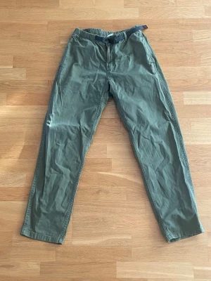 Olivgröna Gramicci klätterbyxor - Säljer mina Gramicci klätterbyxor! Trendiga och supersköna! Allting fortfarande intakt dem har bara blivit för små! Nypris 1300