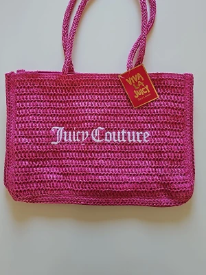 Rosa shoppingväska från Juicy Couture - Superfin Juicy Couture‑väska i stark rosa med broderad logga.   Den här modellen går inte att köpa i butik – den gavs endast som gåva när man köpte en stor parfym från Juicy Couture. Därför är den svår att få tag på och perfekt för dig som vill ha något unikt.- Nyskick   - Aldrig använd   - Inga fläckar, inga skador    ⭐ Detaljer - Äkta Juicy Couture   - Broderad logga   - Flätade handtag   - Lätt, rymlig och perfekt till vår/sommar   - Originaltagg sitter kvar