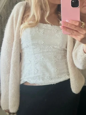 Vit tubtopp - Jättefin och somrig tubtopp, strl 40 men sitter som 38. Endast använd en gång. Köpt på plick