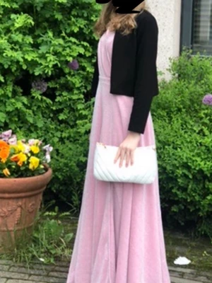 Superfin balklänning - Köpt från Bubbleroom och endast använd 1 gång!  Den är uppsydd (se bild 4) och i storlek 8 UK, motsvarar ca XS. Jag skulle säga att den passar XXS–XS, ev. S beroende på längd.  Glittrig rosa balklänning med fina detaljer. Dragkedja bak + extra spänne.  Har även sytt in lite vid bysten (se bild 6) 💗går att ta bort.  Hör av dig vid frågor! 🫶🏼🫶🏼