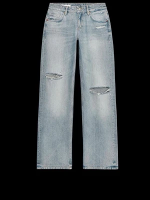 Ljusblå raka jeans med slitningar - säljer dessa populära jeansen från zara🤍