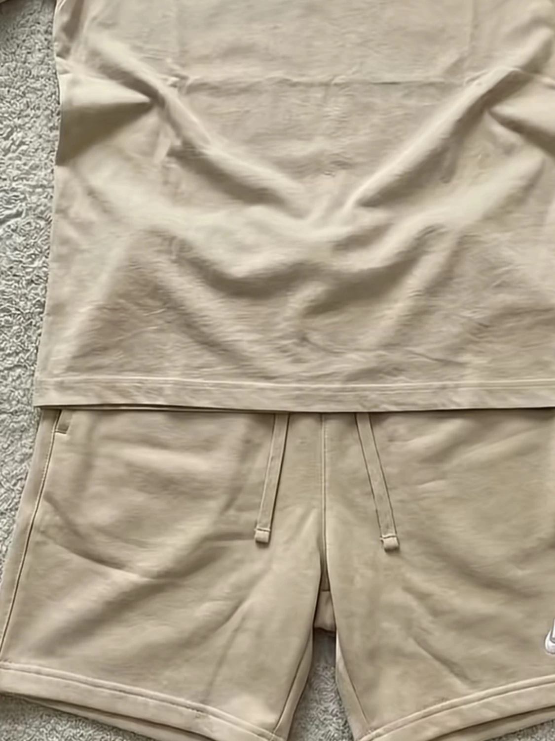 Beige set med t-shirt och shorts