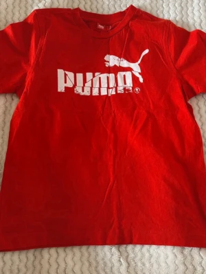 Puma t - shirt. - Säljer denna röda Puma t shirt i storlek 152. Använts ett fåtal gånger och texten är lite utsuddad. 🌸