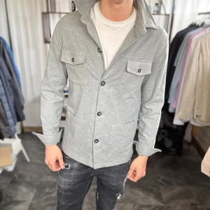 Slim fit overshirt - Mycket fint skick, inga defekter. Nypris ca 800kr. Passar dig som är 175-185cm ungefär. Modellen är 185 cm, 75 kg. Skriv för mer information!🤝