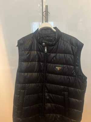 Svart dunväst från Prada - Snygg svart dunväst från Prada som tyvärr blivit för stor. Köpt från garmsmarket!
