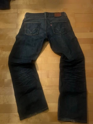 Levis 506 - Tja! Säljer dessa levis 506or med svart tab. Dem  har en hyfsat rak/bootcut passform som sitter väldigt bra. Säljer dem eftersom att dem inte längre passar mig. Storleken är W31 L32 och jag skriver även måtten nedan. Priset är inte ristat i sten, och hör även av er vid ytterligare frågor eller funderingar!  Mått: Längd: 106cm Midja: 42cm Lår: 30cm Benöppning: 21cm
