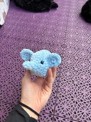 Blå virkad elefant - Virkad med fluffigt garn och Polyesterfyllning. Säkerhetsögon, de rekommenderas inte för barn under 3 år.  Skriv om du undrar något!!🫶🏻