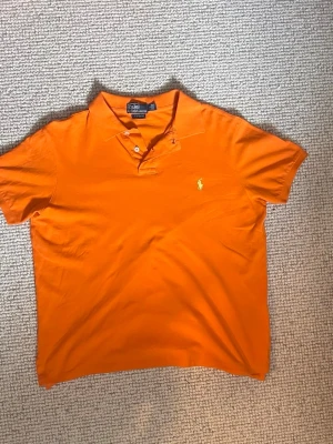 Orange pikétröja från Ralph Lauren - Säljer en orange pikétröja från Ralph | Riktigt snygg piké till sommaren | priset går att diskuteras vid en snabb affär | hör av dig vid minsta lilla fundering 