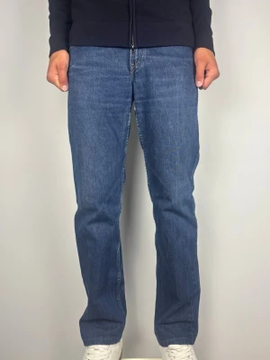 Levis 521 02 Vintage Jeans - Levi’s 521 02 vintage premium jeans Klassisk mörkblå tvätt och bekväm passform för vardagligt användande. Färg: Mörkblå Passform: Straight/regular fit Storlek: W31 L34 Skick: A-B grade, sparsamt använda  Mått (±1 cm): A: 37 cm B: 104 cm C: 19 cm D: 28 cm Passar okej i längden på modellen på bilden som är 189 cm lång och 82 kg, men alldeles för tajta i midjan. Tveka inte att höra av dig vid frågor eller funderingar.  Skickas snabbt!
