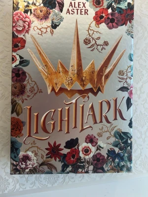 Lightlark  - Helt ny lightlark i special edition med special edition bilder längst bak i boken, skriv för extra bilder 