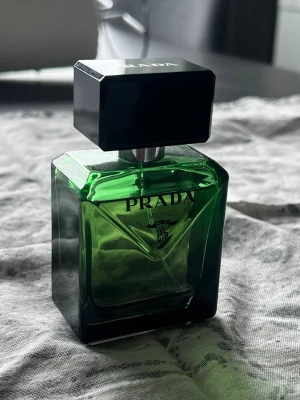 Hel flaska Prada Paradigme 50ml - En hel flaska Prada Paradigme Eau De Parfum 50ml som funkar året runt. Endast några få spray använd. Förpackning i perfekt skick. Köpt på Primor i Madrid. Lågt pris då jag inte använder parfym ofta.