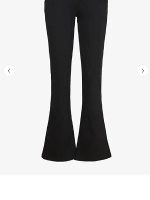 Lågmidjade jeans från Abrand - Supersnygga lågmidjade jeans från Abrand i modellen 00 super low kick, strl W22 motsvarar XS short. Innerbenslängden är 71cm.