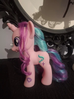 My Little Pony Starlight - Mlp starlight glimmer fashion style 15 cm hög. Jättebra kontidtion. Håret är jättefint och hon kommer med hennes outfit. Ponny kommer med freebies🩷