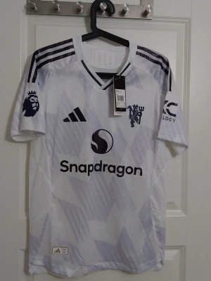 Manchester United 2025/26 bortatröja - Manchesterbyxor United 2025/26 bortatröja med cunha nummer 10 på baksida,size s och helt ny 