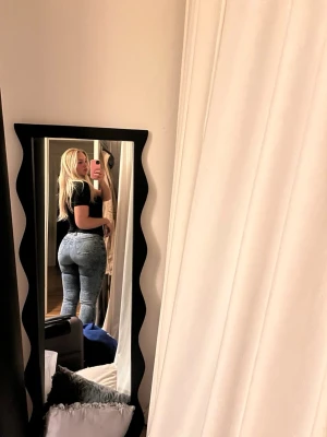 FITJEANS flare jeans ,  blåa  - Jeans från FITJEANS. Storlek S. Stretchiga och bekväma, snygg blå jeansfärg. Flaremodell och framhäver former!! Nypris 1399, använda fåtal gånger! Säljer även ett par mörkblå.