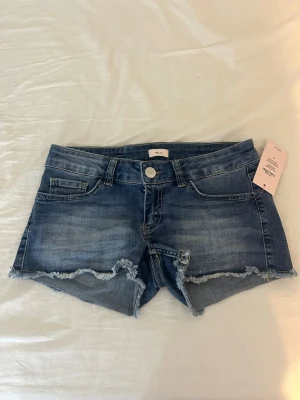 Blå jeansshorts nelly  - Ett par helt oanvända jeansshorts i stl 38. Slutsålda på hemsidan, Inget fel och lapparna är kvar. Säljer då jag inte hann lämna tillbaka💗