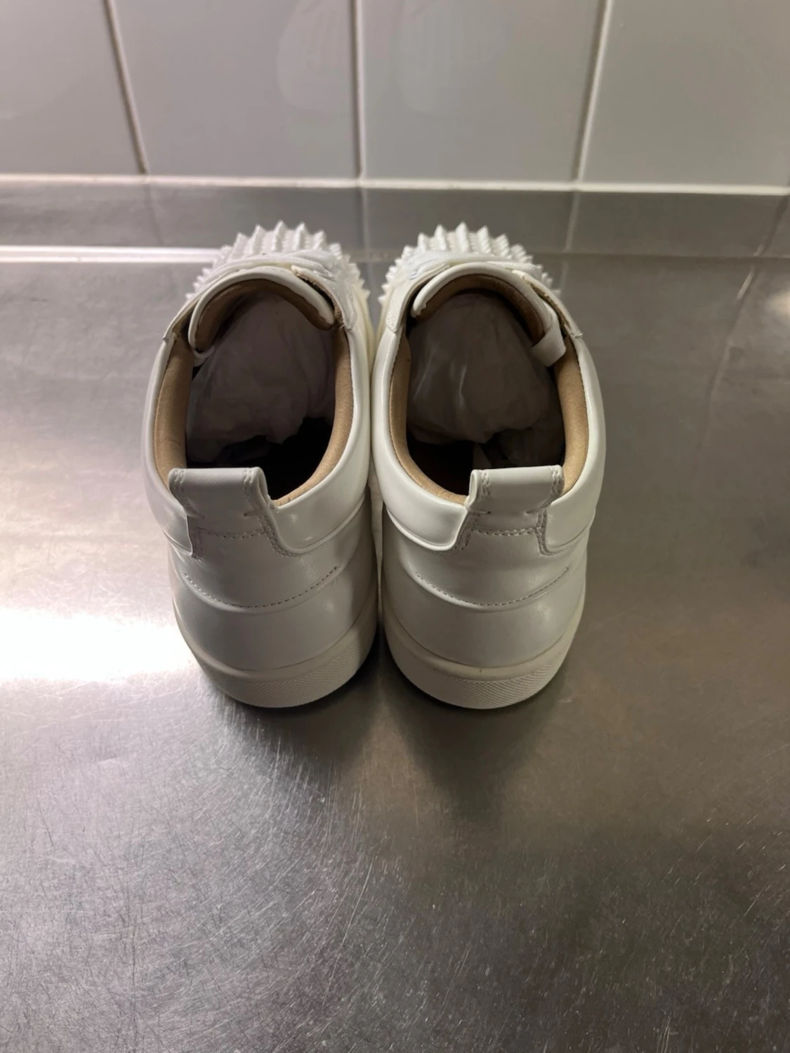 Vita sneakers med nitar från Louboutin - 3