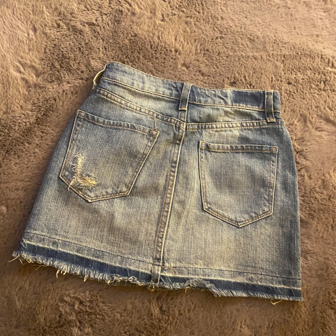 Blå lågmidja jeanskjol med slitningar - 2
