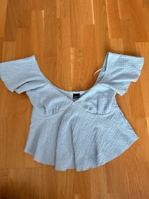 Ljusblå topp från Gina Tricot - Supersöt ljusblå topp från Gina Tricot. Använd ett fåtal gånger. 