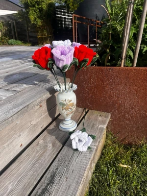 Handgjorda virkade blommor i vas - Visst är det tråkigt att blommorna dör, måste vattnas med mellanrum, eller att man är iväg och reser? Då är detta perfekta lösningen för dig!  Har nyligen börjat göra blommor av piprensare och tänkte göra försöket att sälja.  Denna bukett består av 8 rosor.   Dessa blommor är långt från stilrena och jag håller fortfarande på att finslipa. Priset är inte gjort av sten.  Buketten kan kompletteras med lite gröna eller annan blomsort, men detta ökar givetvis priset.  Vid önskemål eller frågor, DM! 🤗