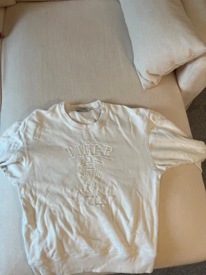 Vit sweatshirt från Tiger of Sweden - Säljer en vit sweatshirt från Tiger of Sweden i storlek medium. Mycket bra skick och väl omhändertagen.