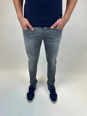 Dondup Jeans George  - Dondup Jeans George! Trendigaste jeansen på marknaden.  Ny pris= 4000 kr Säljs för= 1099 kr