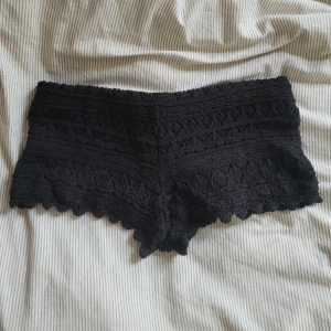 Virkade shorts - Säljer dessa lågmidjade supertrendiga virkade shortsen.